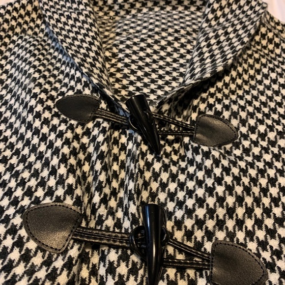 Houndstooth Shawl - Picture 2 of 2